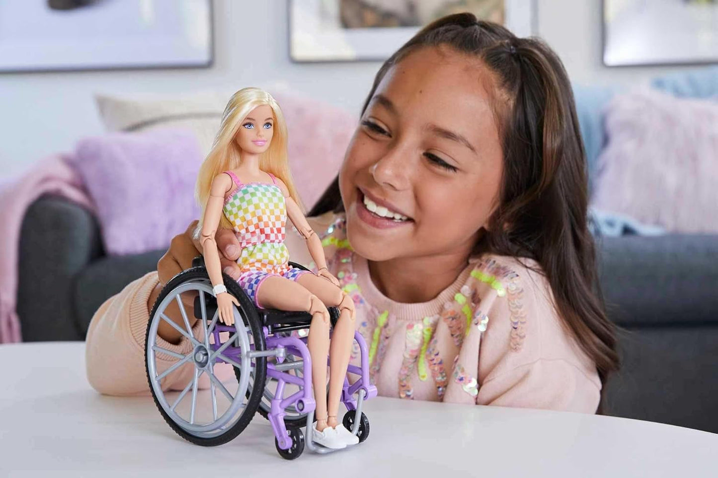 Muñeca Barbie Fashionista, cabello rubio y mono arcoíris, silla de ruedas y rampa incluidas, muñeca de regalo para niños, juguete para edades de 3 años en adelante, HJT13