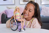 Muñeca Barbie Fashionista, cabello rubio y mono arcoíris, silla de ruedas y rampa incluidas, muñeca de regalo para niños, juguete para edades de 3 años en adelante, HJT13