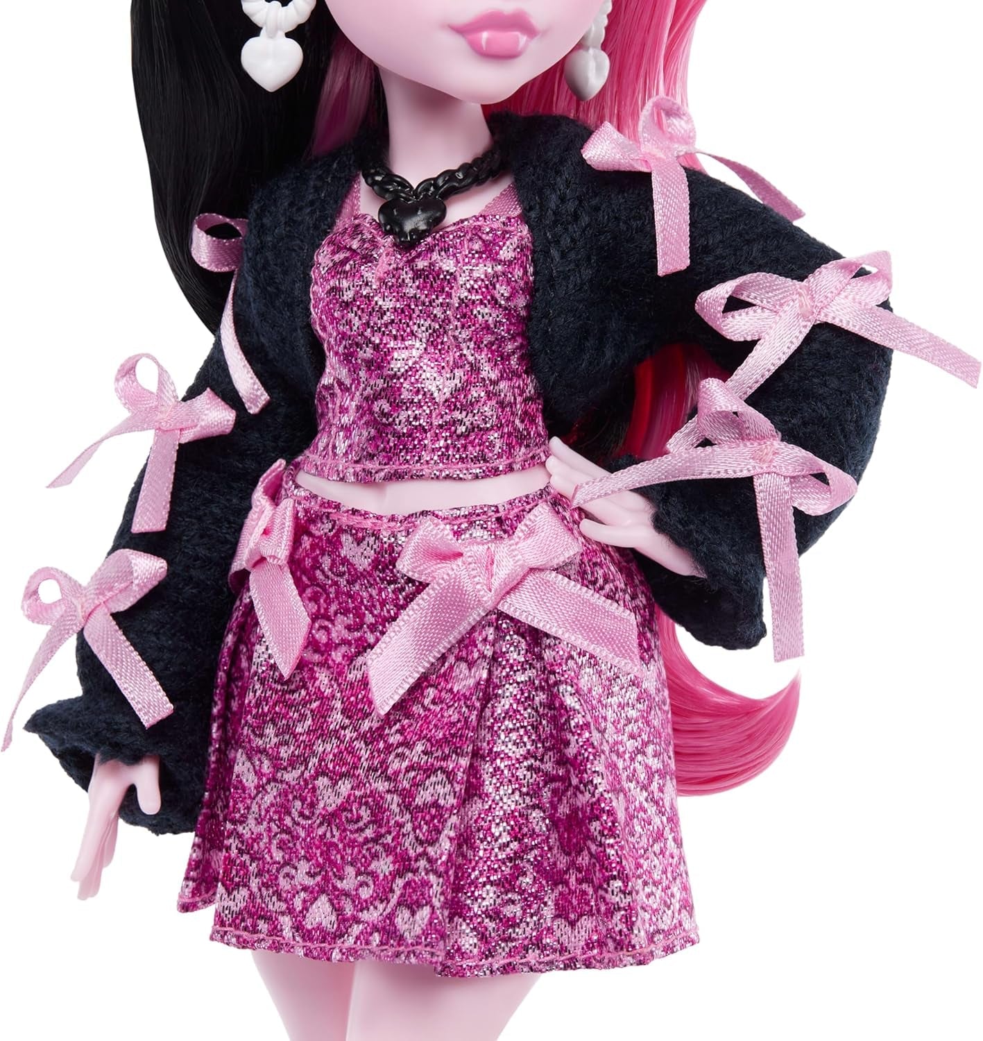 Muñeca Monster High Draculaura con vestido rosa con lazos y cárdigan negro con el Fabuloso Murciélago y 7 accesorios que incluyen ramen, lápiz labial y bolso, JHK29