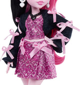 Muñeca Monster High Draculaura con vestido rosa con lazos y cárdigan negro con el Fabuloso Murciélago y 7 accesorios que incluyen ramen, lápiz labial y bolso, JHK29