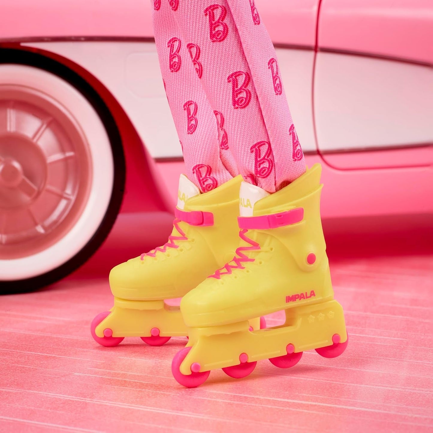 Barbie The Movie - Ken-Sammelpuppe, Ryan Gosling y Ken en rosafarbenem Overall con "B"-Aufdruck, weißen Sneakern und Bunten Inlineskates, JCP80