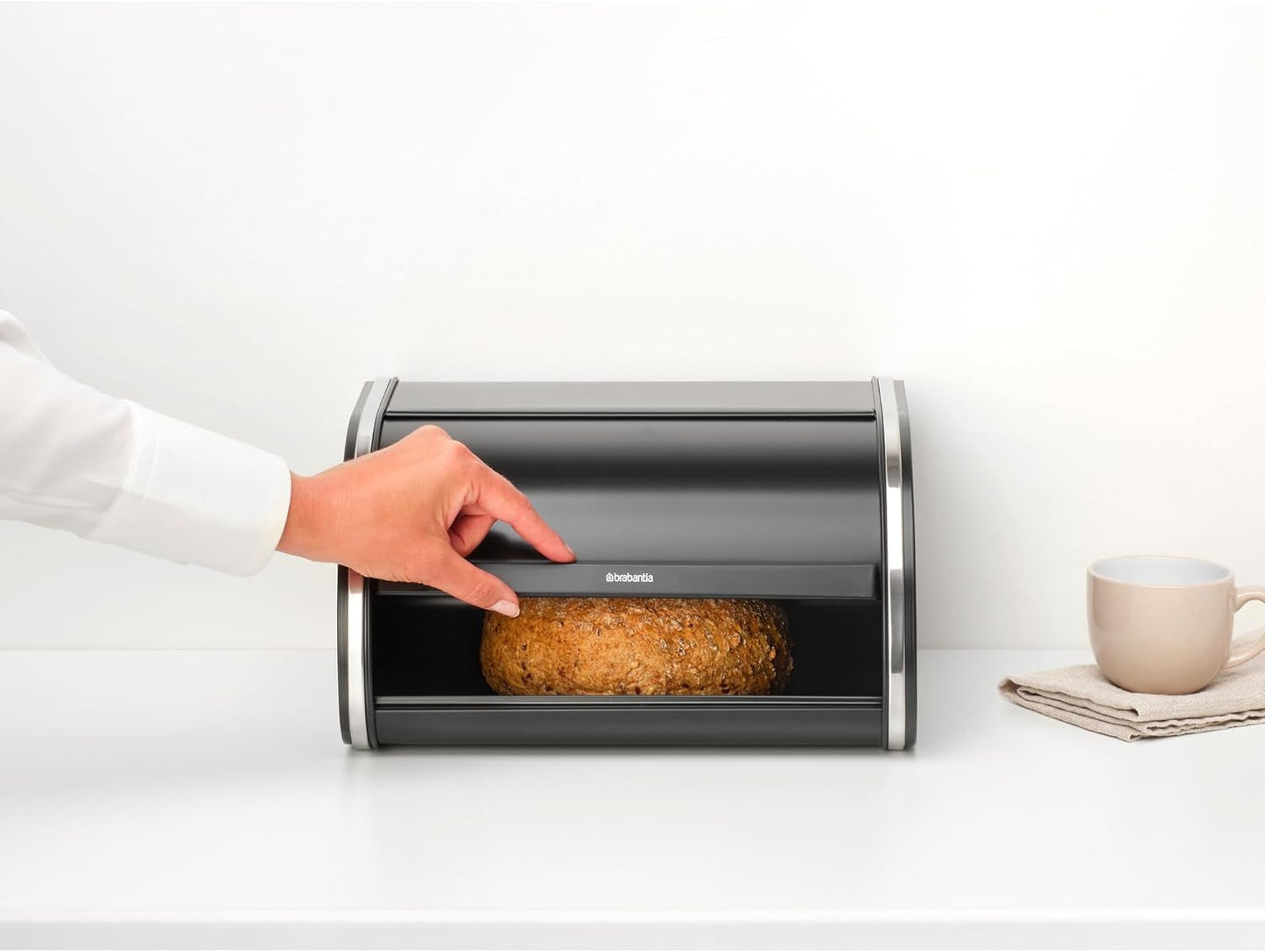 Brabantia Caja de pan para panecillos - Caja de almacenamiento compacta para encimera para pan, bagels y panecillos con tapa plana, acero resistente - tamaño mediano - negro mate Cajas para almacenar alimentos Naty Shop