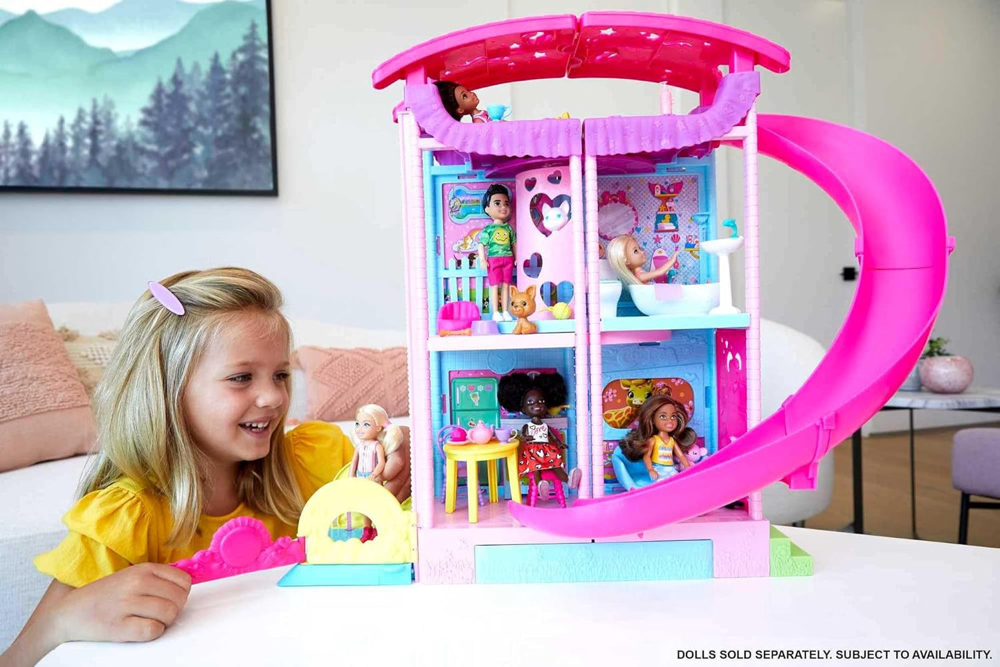 Casa de juegos Barbie Chelsea: 3 pisos transformadores, áreas de juego secretas, ascensor, piscina, tobogán, 2 mascotas y más de 20 accesorios, para mayores de 3 años, HHX44 Naty Shop Casas de muñecas
