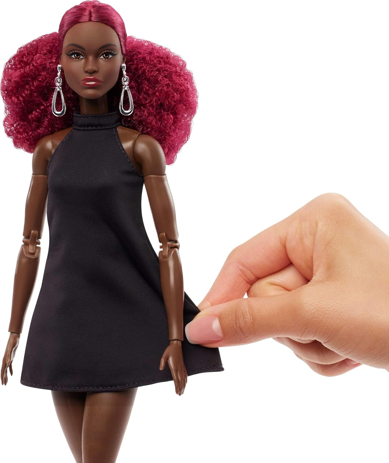 Muñeca coleccionable Barbie Basics modelo 3 con rizos rojos, minivestido y botas negros, talla única, cuerpo articulado grande y cabeza intercambiable, JBH75