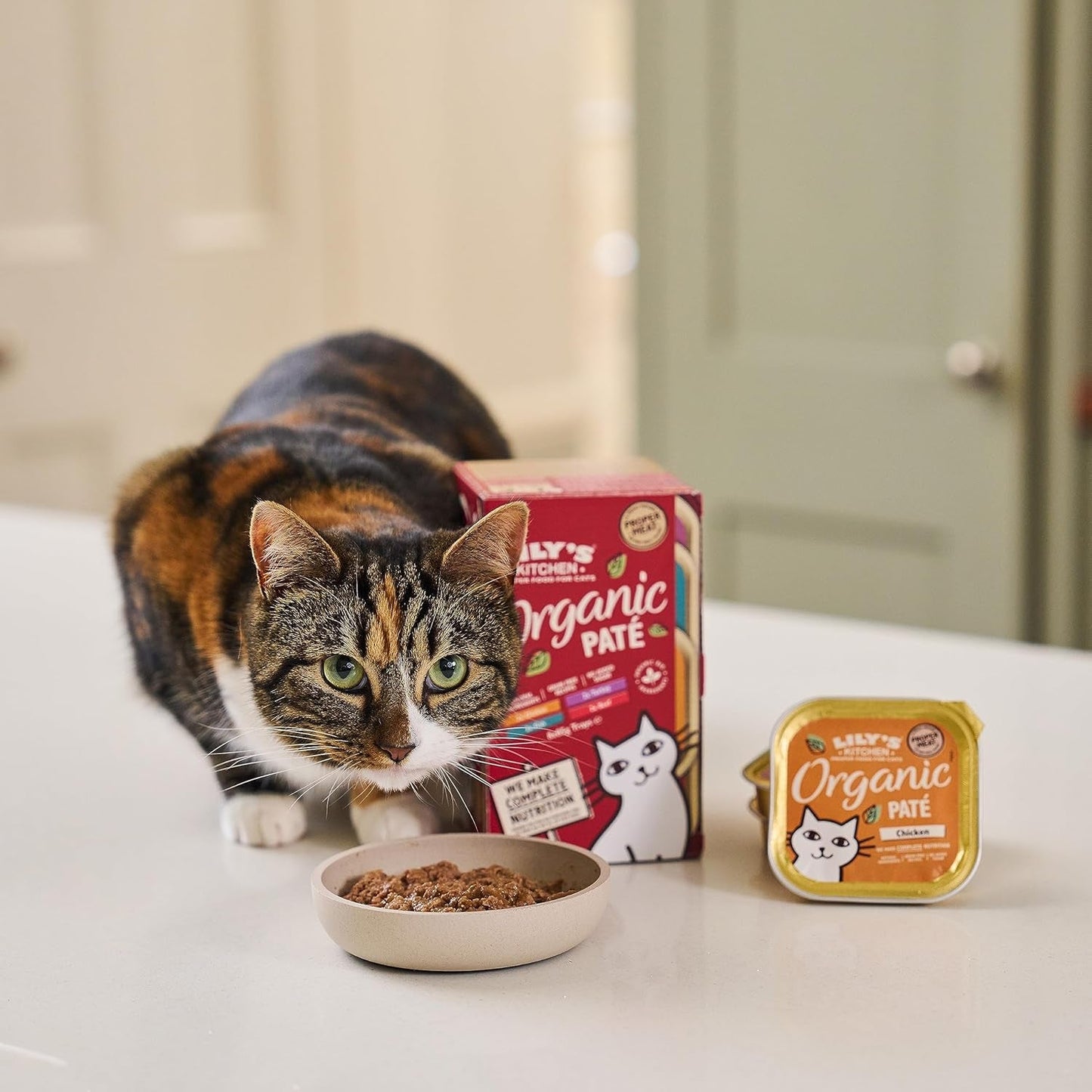 Lily's Kitchen Alimento húmedo para gatos adultos con ingredientes naturales, paquete de bandejas múltiples, orgánico, sin cereales, 4 x (8 x 85 g)