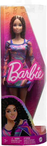 Muñeca Barbie Fashionistas núm. 206 - Cabello ondulado y pecas - Vestido moderno de mármol arcoíris, bolso al hombro y zapatos verdes - A partir de 3 años, HJT03