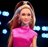 BARBIE Keeley Jones - Muñeca coleccionable inspirada en Ted Lasso, vestido midi de seda rosa intenso, tacones altos dorados, capa negra, aretes de aro dorados, bolso rosa, para mayores de 3 años, HJW92