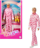 Barbie The Movie - Ken-Sammelpuppe, Ryan Gosling y Ken en rosafarbenem Overall con "B"-Aufdruck, weißen Sneakern und Bunten Inlineskates, JCP80
