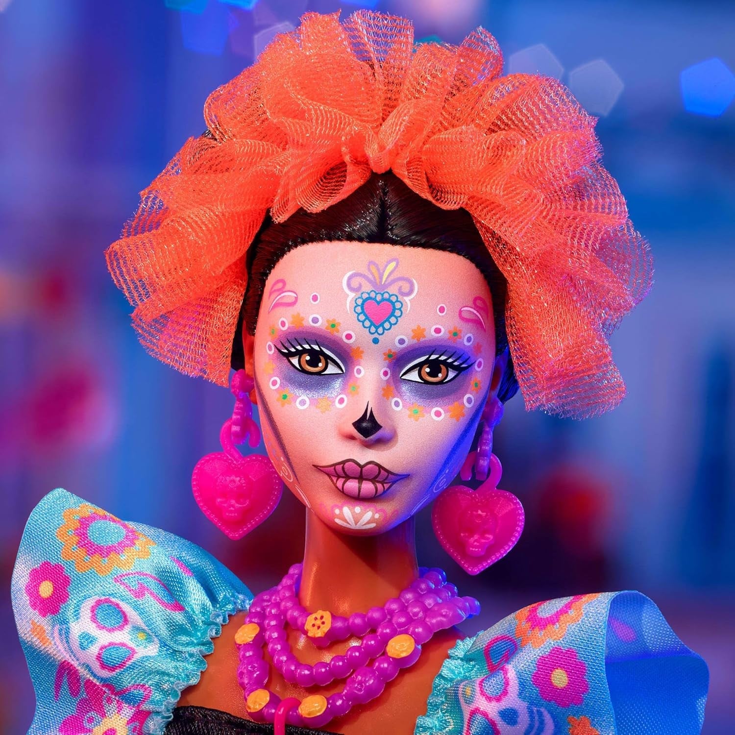 Muñeca Barbie Signature, figura coleccionable del Día de Muertos 2024 con vestido negro y top con volantes azul, estampado bordado y accesorios coloridos, HRM72