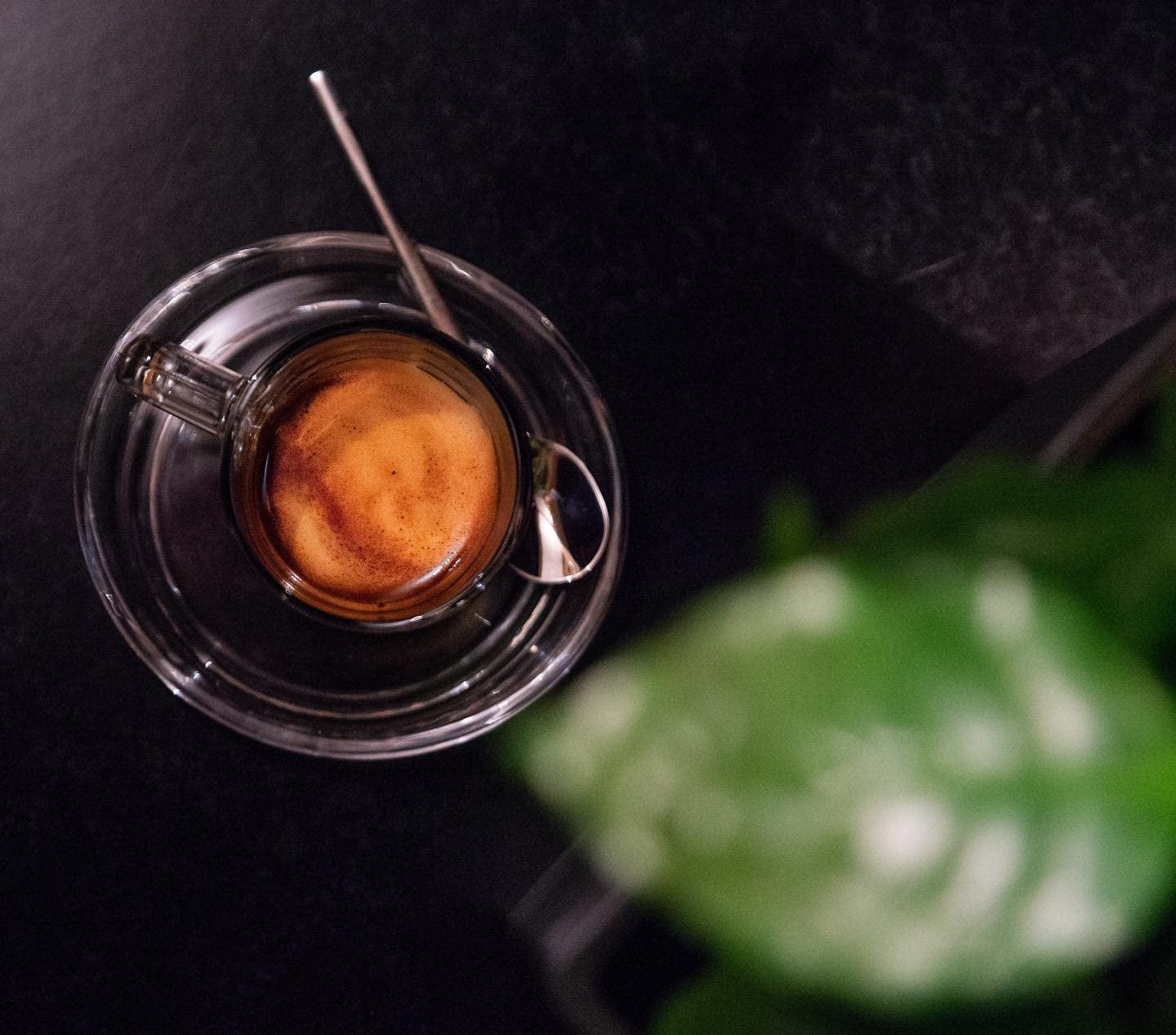 Espresso N°10 de Coffee858 - Mezcla de espresso fuerte y picante, compuesta por 70% de granos de Arábica de Brasil y 30% de Robusta (1000g)