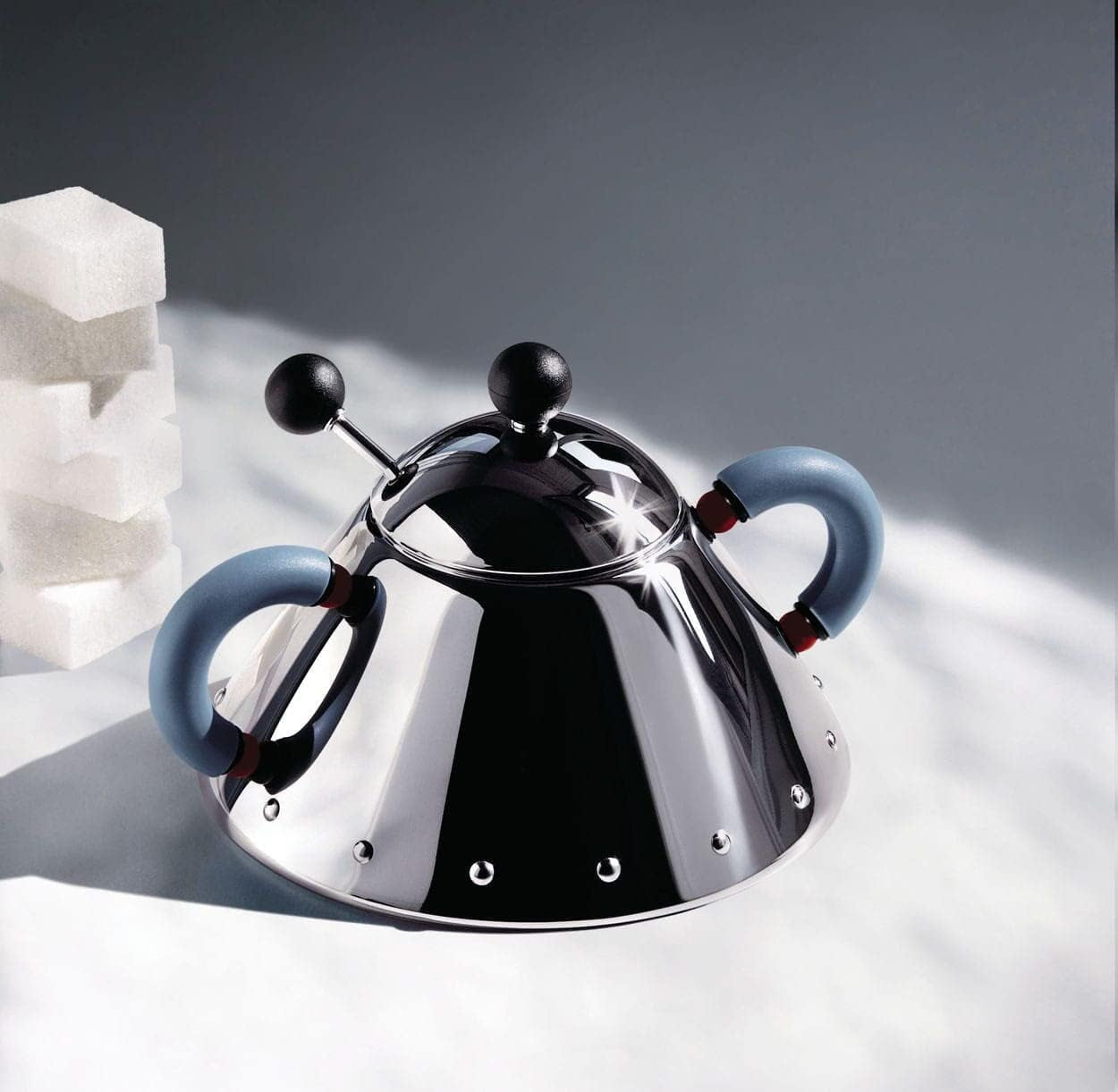 Tetera Alessi con cuchara de acero inoxidable, asas y pomo de PA, negra