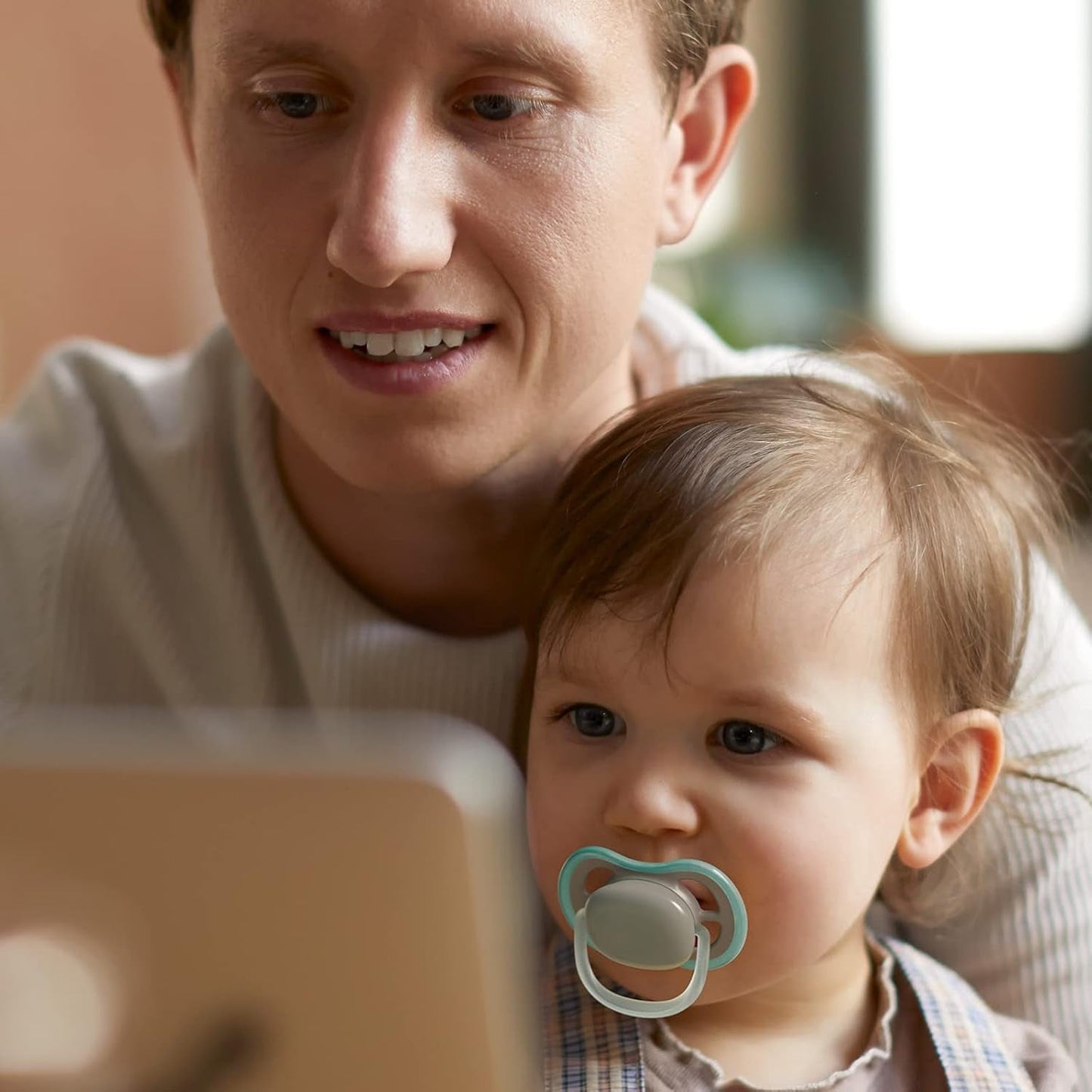 Philips AVENT Juego de 4 chupetes Ultra Air ligeros y transpirables: 2 chupetes que brillan en la oscuridad y 2 chupetes de día, a partir de 18 meses (Modelo SCF349/43)