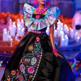 Muñeca Barbie Signature, figura coleccionable del Día de Muertos 2024 con vestido negro y top con volantes azul, estampado bordado y accesorios coloridos, HRM72
