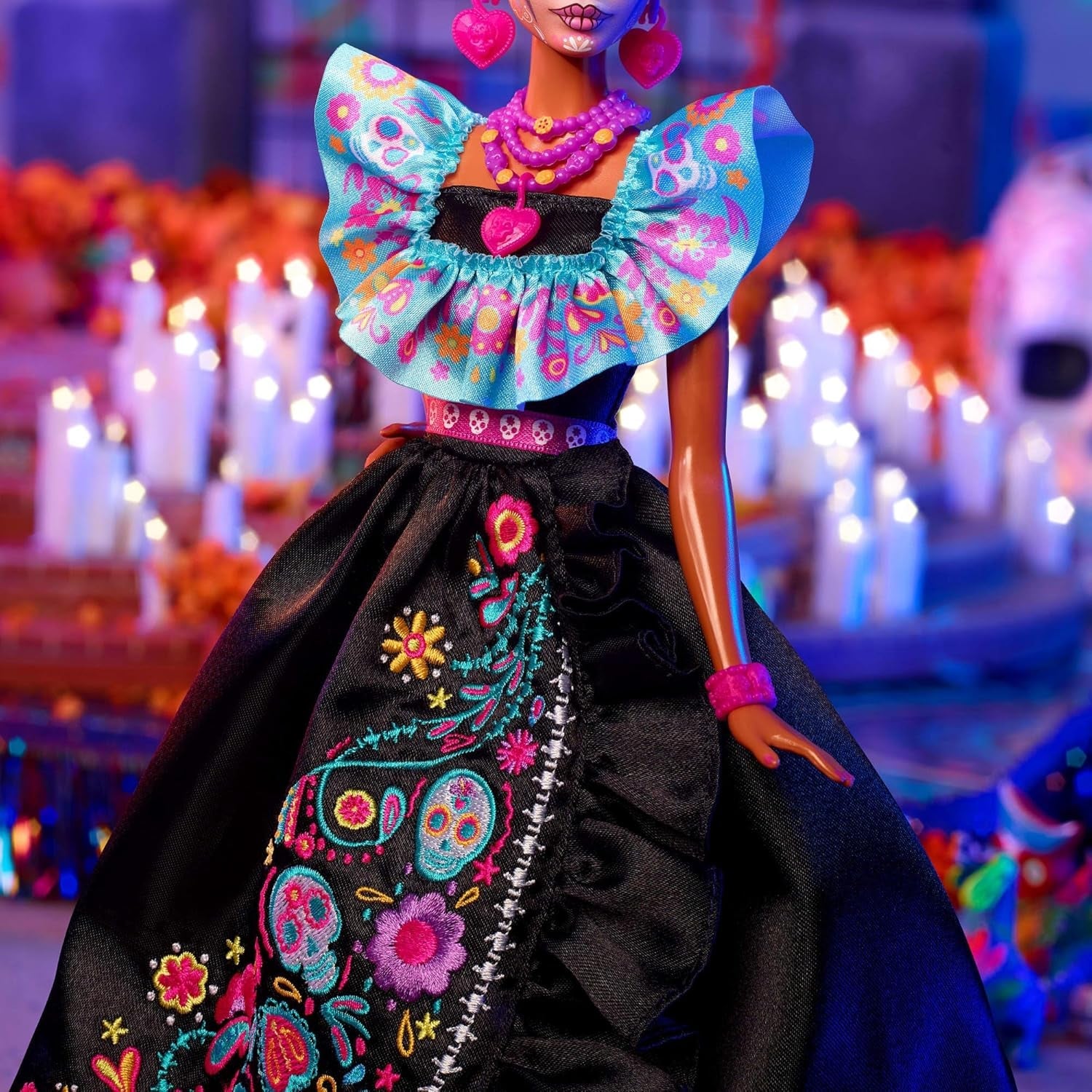 Muñeca Barbie Signature, figura coleccionable del Día de Muertos 2024 con vestido negro y top con volantes azul, estampado bordado y accesorios coloridos, HRM72