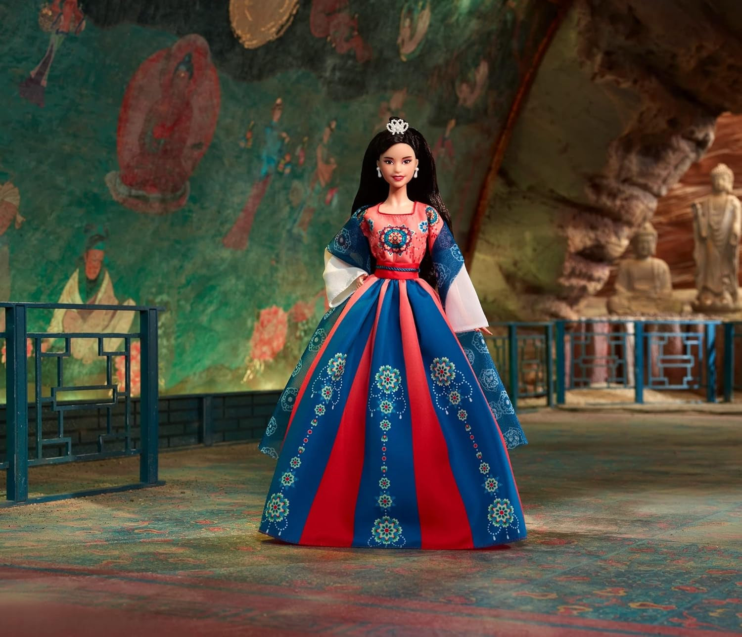 Barbie Lunar New Year Puppe - Sammelfigur mit tradicional Hanfu-Robe und chinesischen Drucken, inspirado en Dunhuang-Höhlenmalereien, incluyendo Puppenständer und Echtheitszertifikat, HJX35