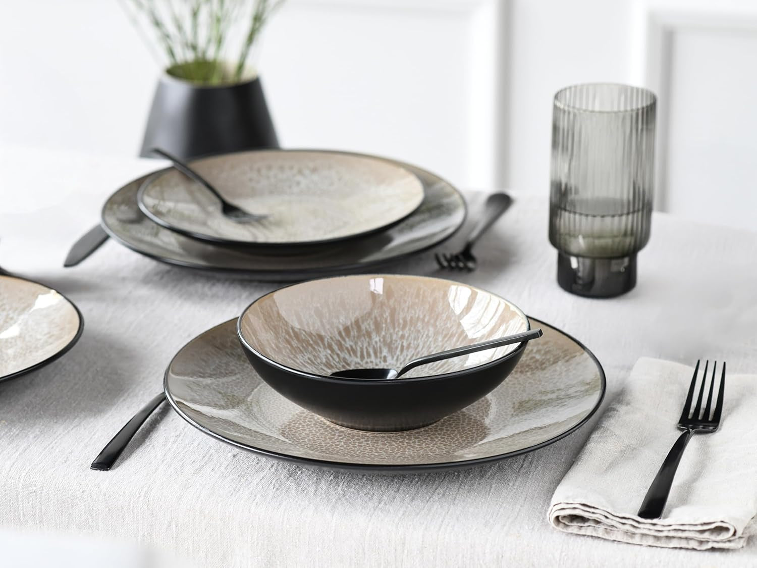 CreaTable, 24464, Serie Malmö Beige, Vajilla de 18 piezas para 6 personas, Juego de platos de gres, Apto para lavavajillas y microondas, Fabricación de calidad