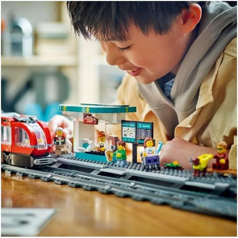 Tranvía LEGO City con estación, idea de regalo para fanáticos de los vehículos de juguete a partir de 7 años, con 6 minifiguras y un perro guía para juegos de rol, juguete de construcción 60423 Juegos de construcción Besuche den LEGO-Store