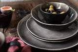 MÄSER 934073 Niara Organic Series Vajilla moderna para 4 personas con un atractivo aspecto vintage, servicio combinado de 16 piezas con una combinación especial de esmalte negro y marrón, gres