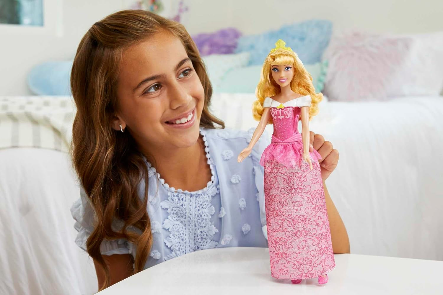 Mattel DISNEY Princess Aurora - Muñeca con atuendo icónico, zapatos y tiara desmontables, top brillante y falda estampada desmontable, cabello largo para peinar, HLW09