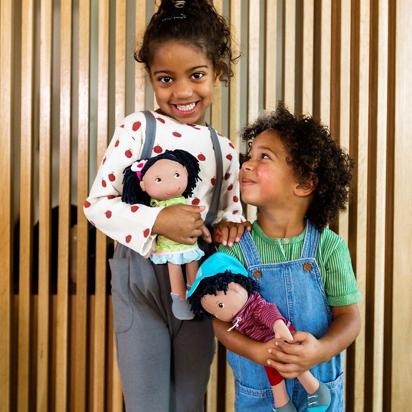 HABA 304576 - Muñeca Cari, 30 cm, Muñeca suave y de tela para niños a partir de 18 meses, con ropita desenfundable y pelo largo