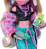 Muñeca Monster High Lagoona Blue Neptuna Fish con top corto y falda larga deportiva con 7 accesorios que incluyen gafas de sol, refrigerio y bolso, JHK33