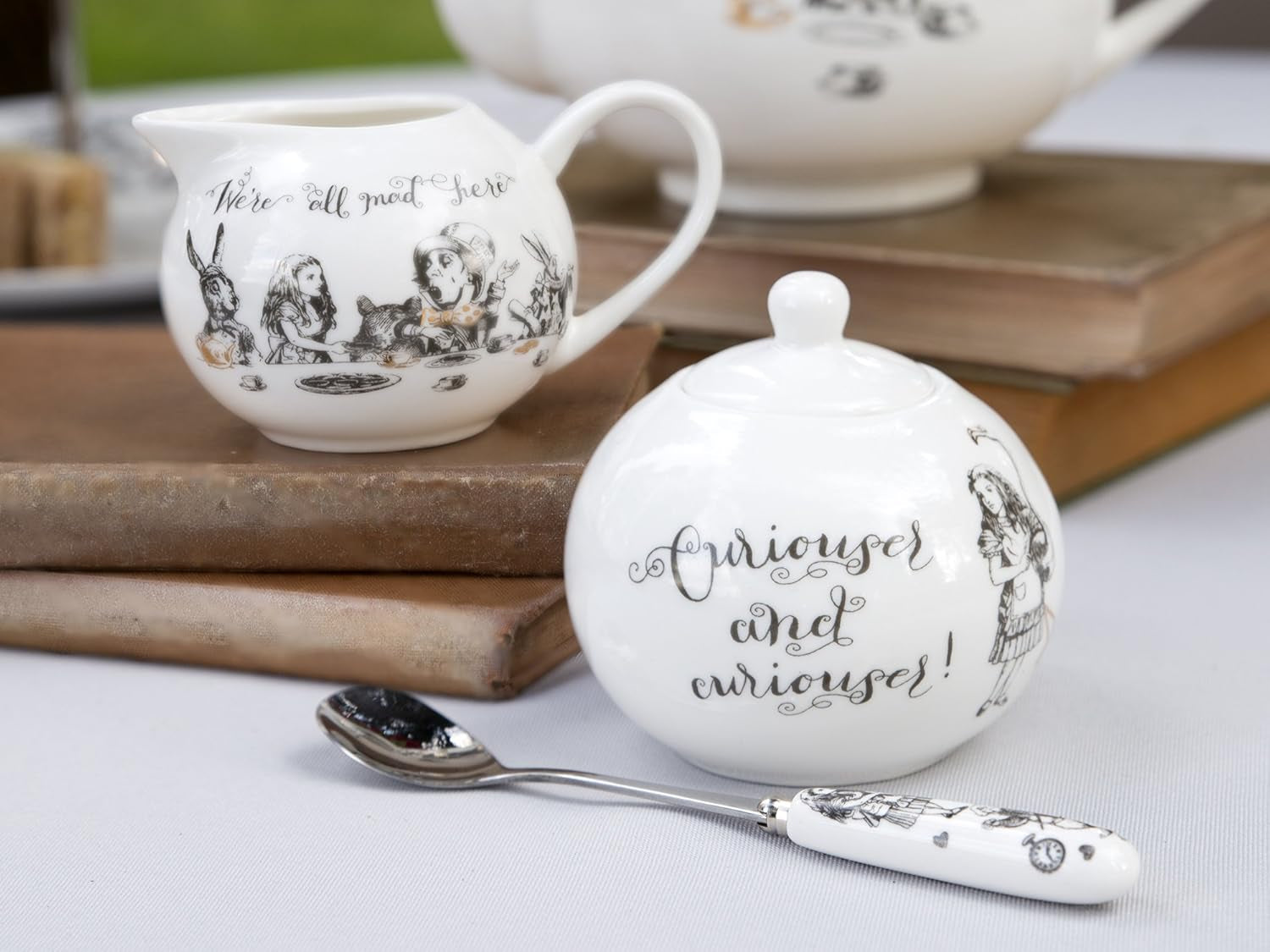 Tetera y jarra de leche de porcelana fina de Alicia en el País de las Maravillas, cuenco de porcelana y jarra de leche en una lujosa caja de regalo