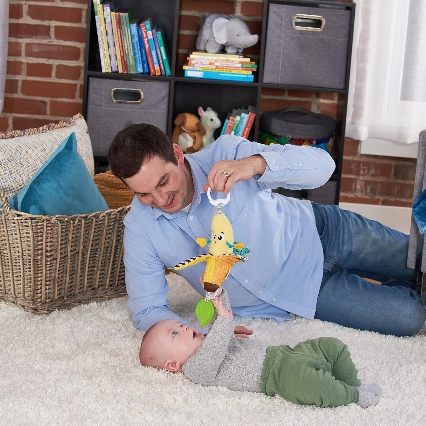 LAMAZE Bea the Banana, Cochecito con Clip y Cochecito para Recién Nacido, Juguete Sensorial para Bebé con Colores y Sonidos, Juguete de Desarrollo para Niños y Niñas de 0 a 24 Meses, Amarillo Juguetes para Bebé Naty Shop