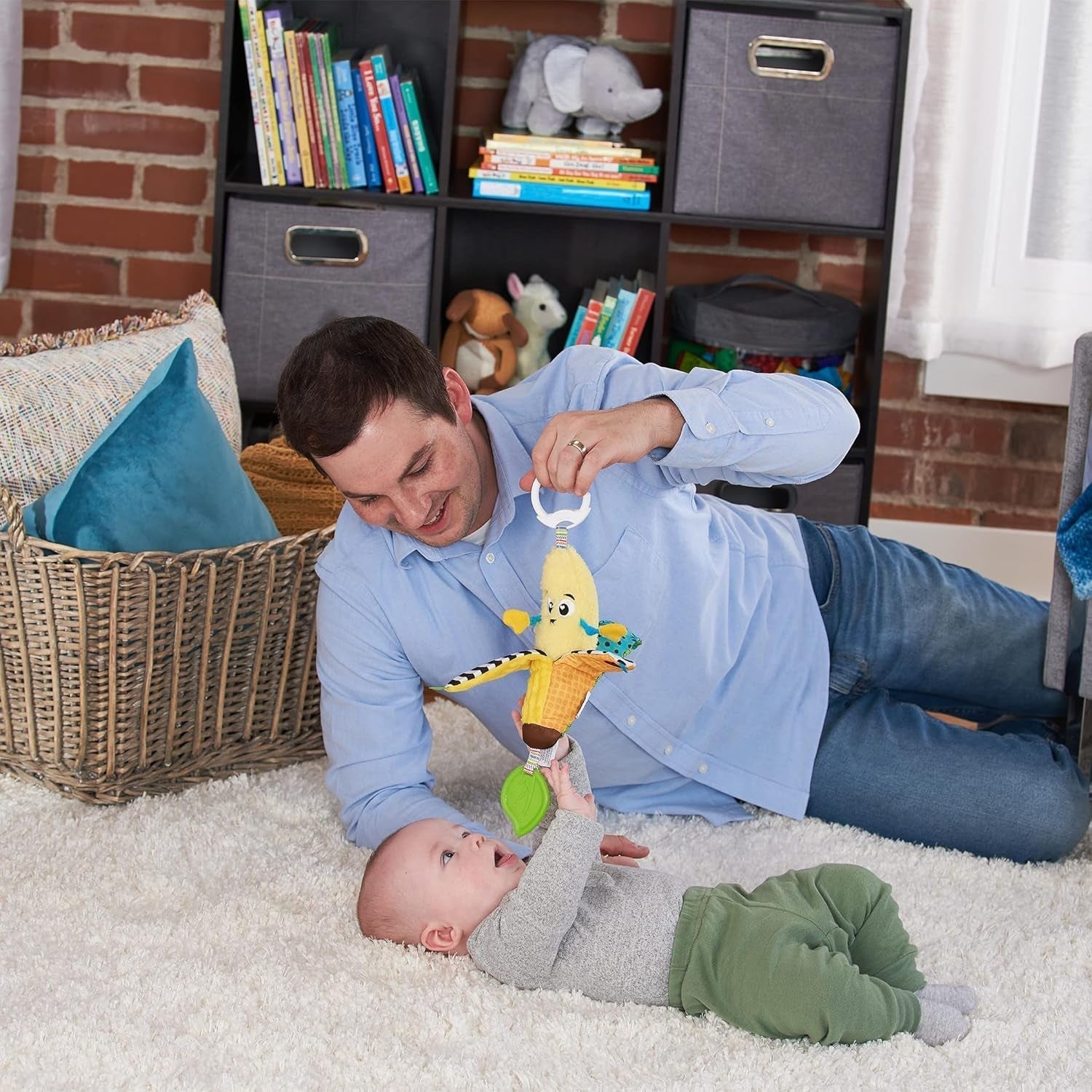 LAMAZE Bea the Banana, Cochecito con Clip y Cochecito para Recién Nacido, Juguete Sensorial para Bebé con Colores y Sonidos, Juguete de Desarrollo para Niños y Niñas de 0 a 24 Meses, Amarillo Juguetes para Bebé Naty Shop