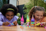 Mattel DREAMWORKS TROLLS United We Stand - Muñeca Viva Hairy Surprises con pelo de felpa amarillo brillante y 3 accesorios sorpresa, para niños de 3 años en adelante, HNF11