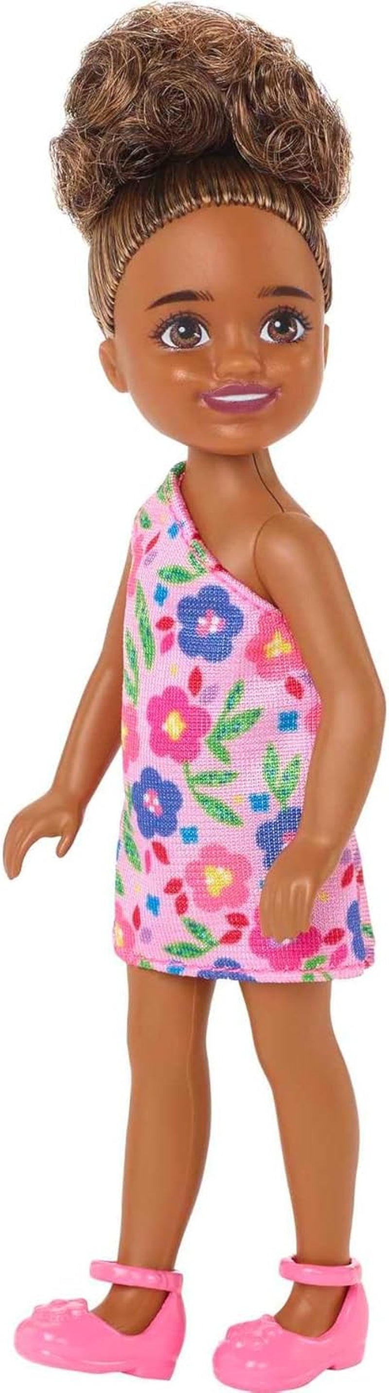 Barbie Chelsea Club – HGT07 – Muñeca articulada de 15 cm con flor rosa y raza mixta