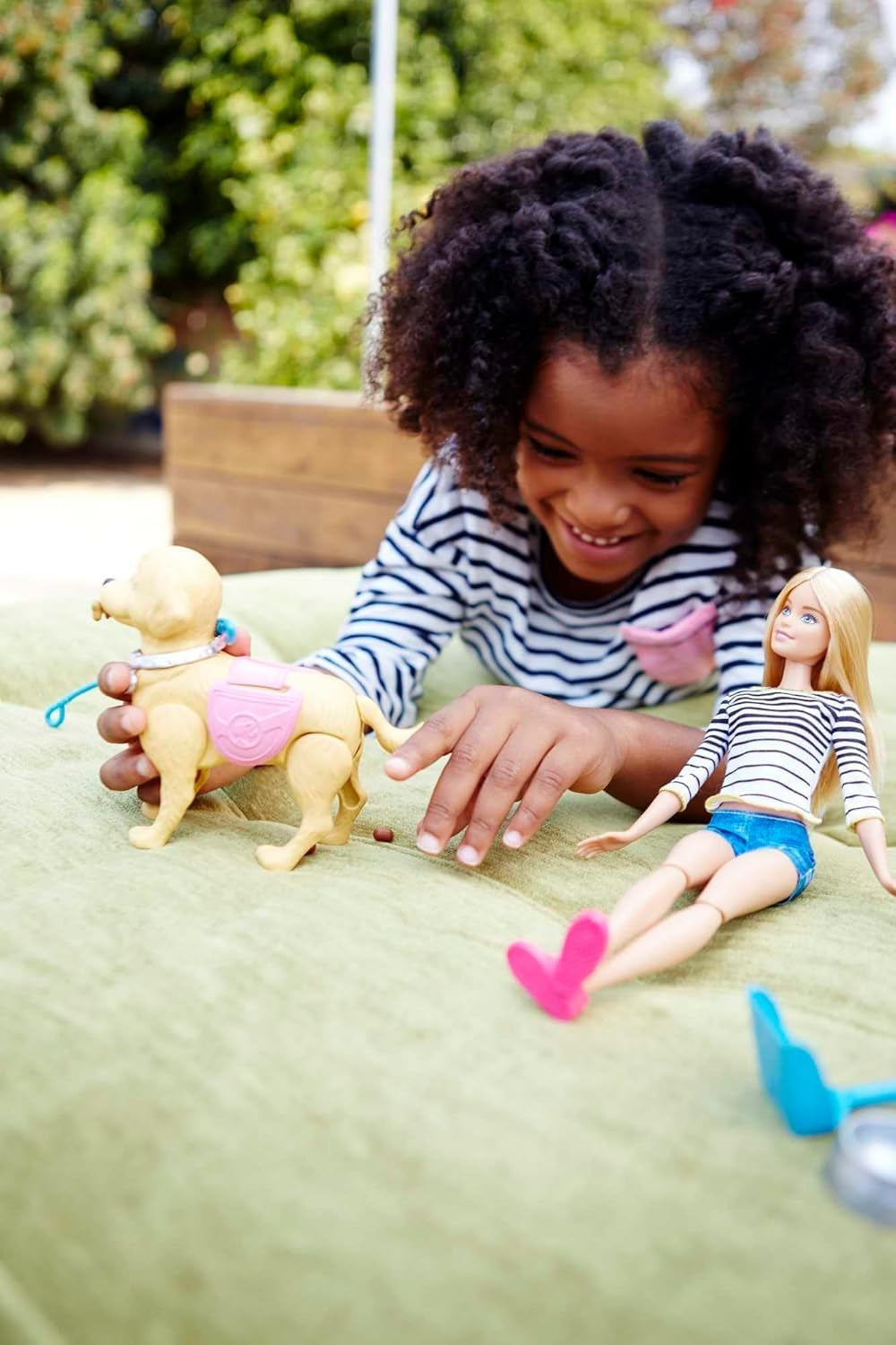 Muñeca Barbie para caminar y ir al baño, muñeca rubia con perro que camina, cuchara para caca, accesorios que incluyen muñeca perro, regalo para niños, juguete a partir de 3 años, DWJ68
