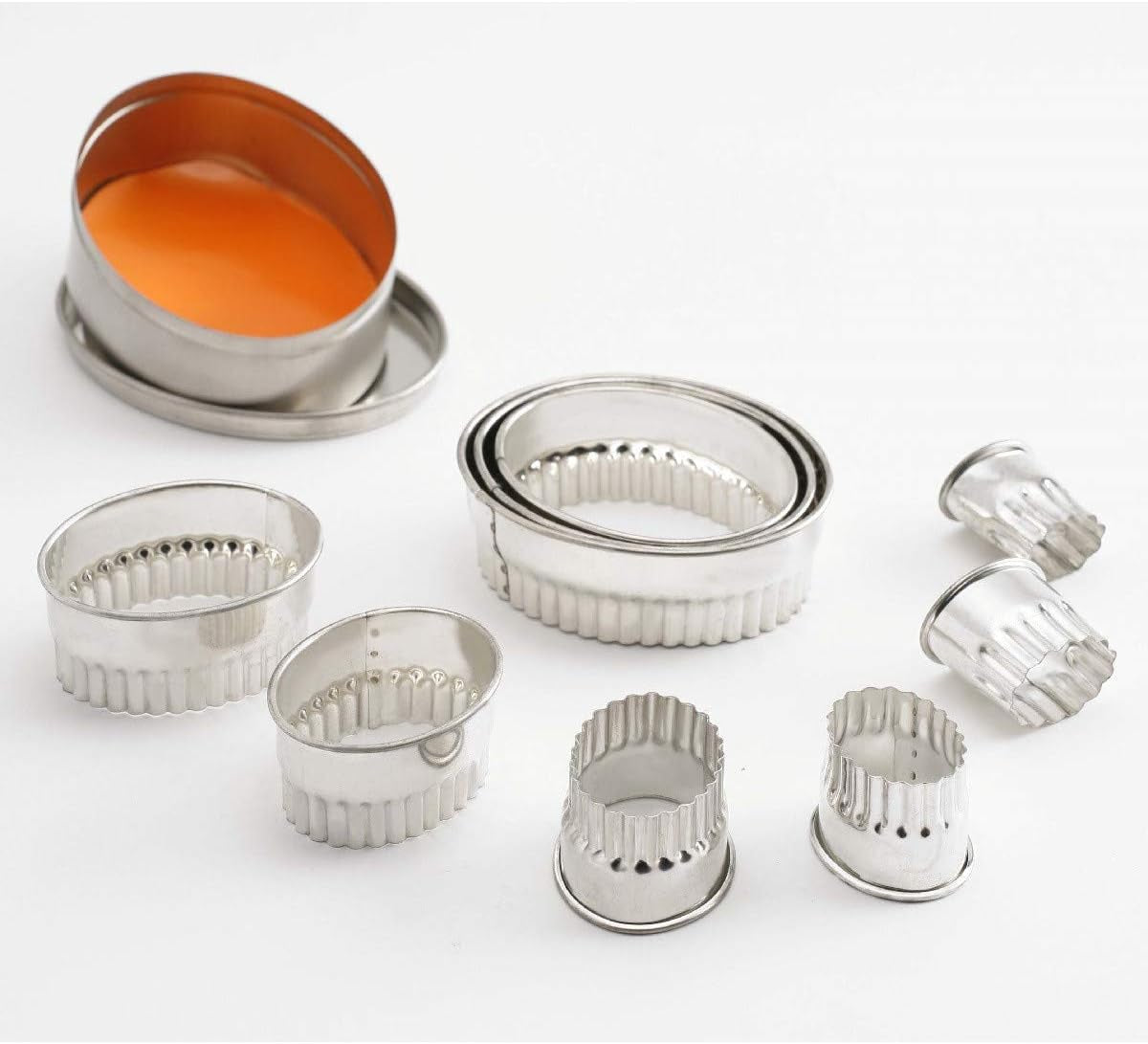 Juego de moldes para galletas Thermohauser (acero inoxidable), ovalados, borde ondulado, 9 piezas, diámetro 2,4 - 8,2 cm, embalados en caja de hojalata