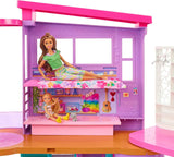 Barbie Holiday House (116 x 77,9 cm), Casa de juegos de 6 plazas, Totalmente amueblada con accesorios, muebles y ascensor, plegable y almacenamiento, muñeca, regalo para niños a partir de 3 años, HCD50