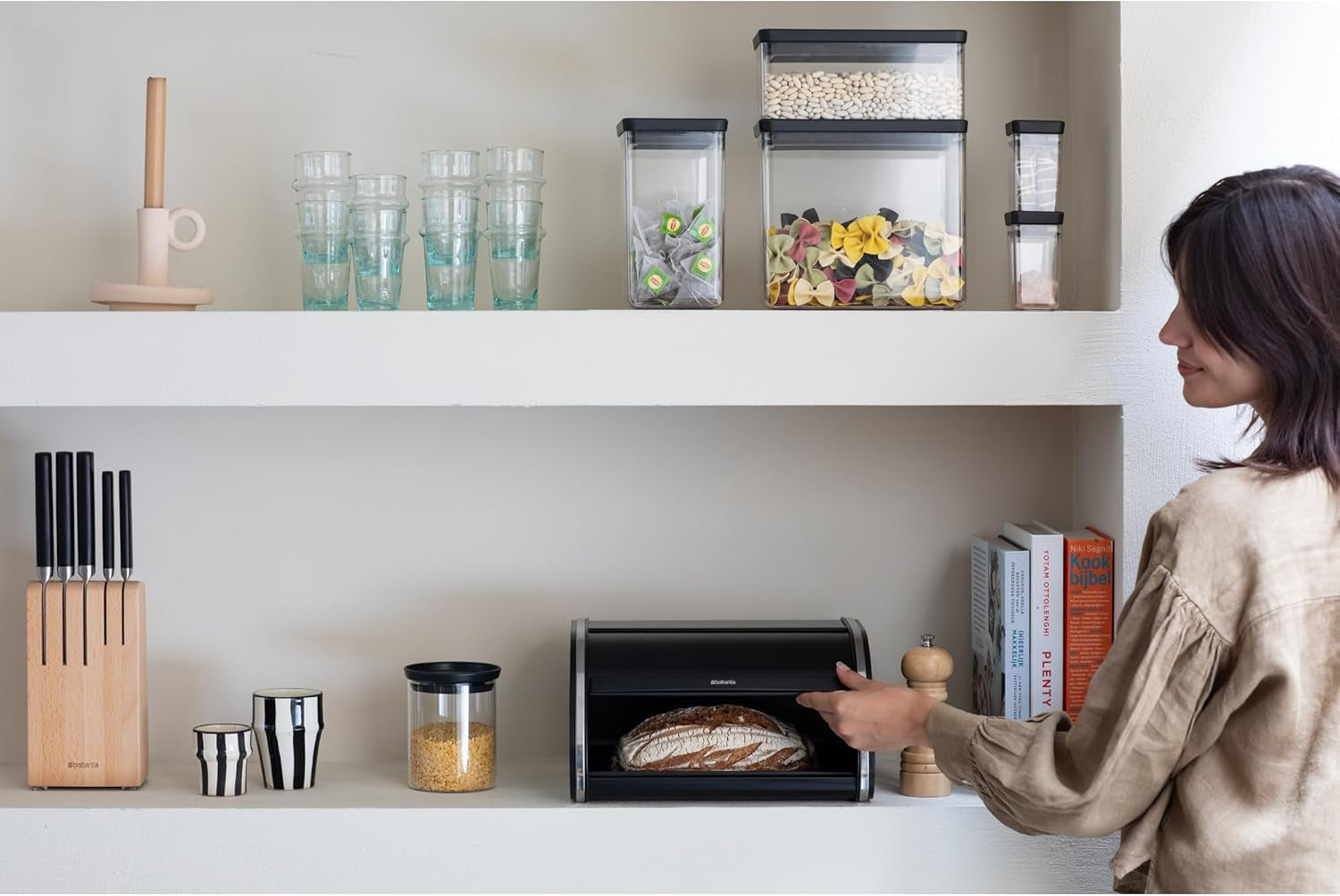 Brabantia Caja de pan para panecillos - Caja de almacenamiento compacta para encimera para pan, bagels y panecillos con tapa plana, acero resistente - tamaño mediano - negro mate Cajas para almacenar alimentos Naty Shop