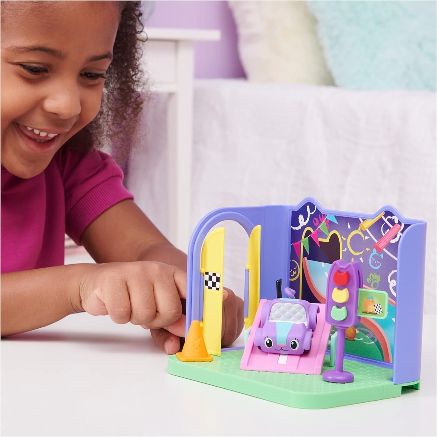 Gabby's Dollhouse Habitación Deluxe, Sala de Juegos Purr-Ific, Sala de Juegos con Carlita Toy Car, 2 Muebles y 2 Cajas Sorpresa con Accesorios, Apto para Mayores de 3 años Naty Shop Dollhouses