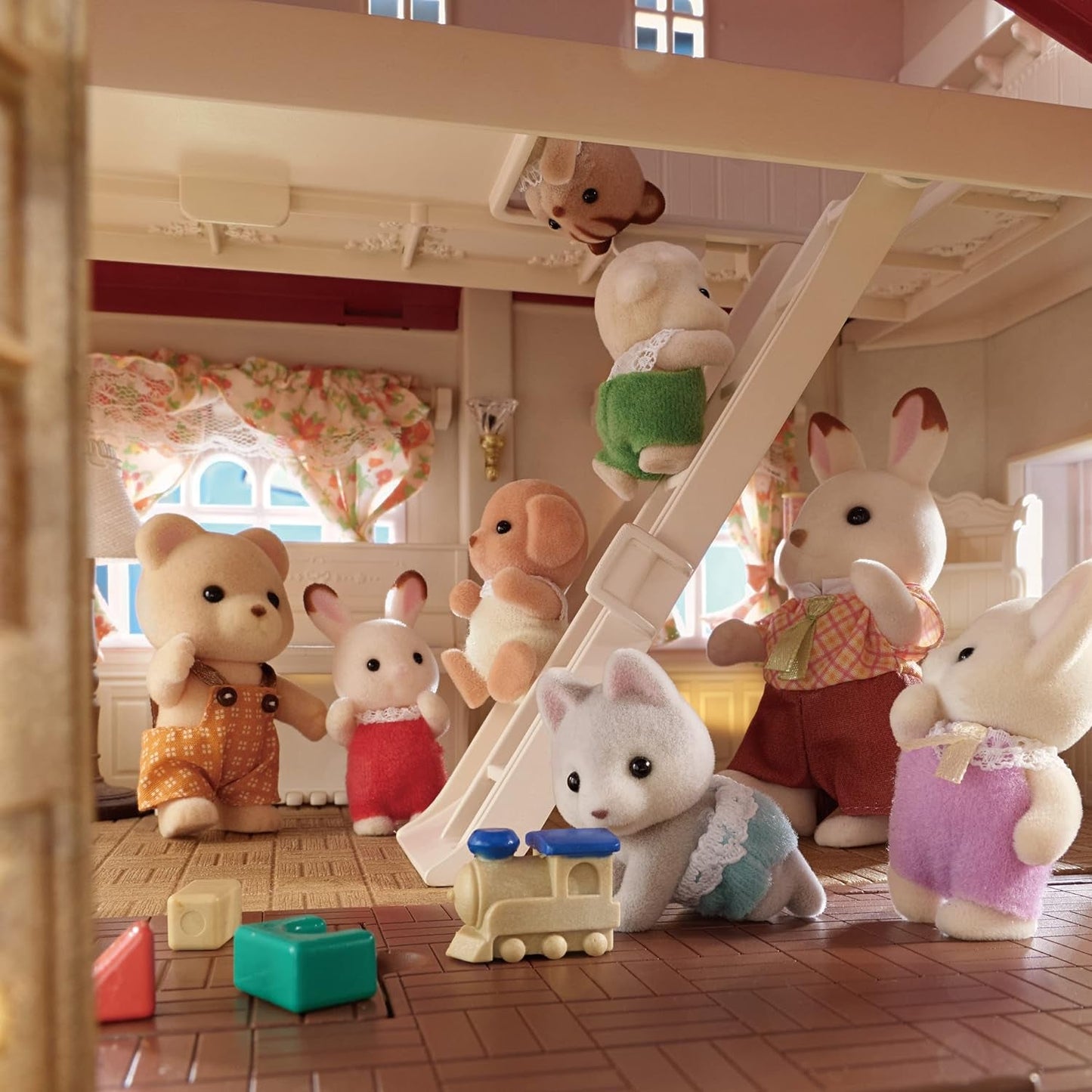 Sylvanian Families 5716 Casa adosada con habitación en el ático