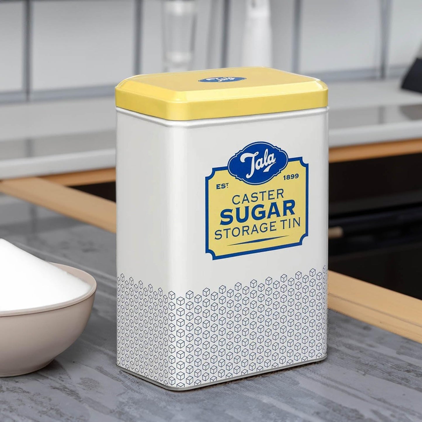 Caja de almacenamiento de metal con diseño retro de Tala Originals en amarillo y crema, puede contener una bolsa entera de azúcar en polvo