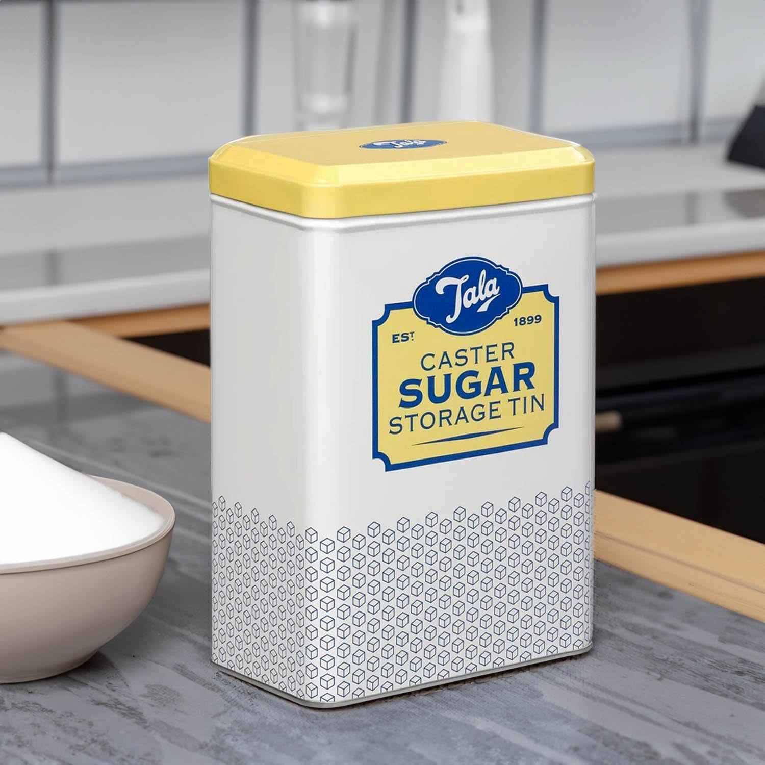 Caja de almacenamiento de metal con diseño retro de Tala Originals en amarillo y crema, puede contener una bolsa entera de azúcar en polvo
