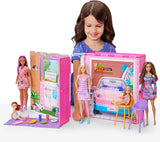 Barbie-Puppenhaus Spielset, Ferienhaus mit 4 Spielbereichen, darunter Küche, Badezimmer, Schlafzimmer und Lounge, 11 Deko-Zubehörteile, HRJ76