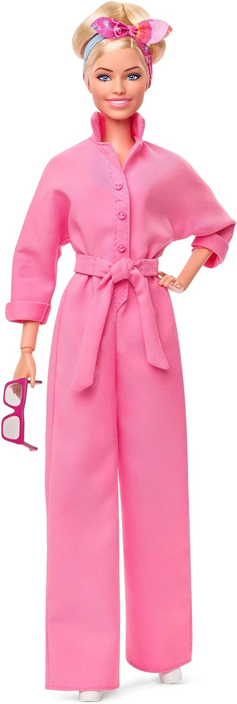 BARBIE LA PELÍCULA Margot Robbie - Puppe mit Kaugummi-Rosa jumpsuit, Messy Updo, Sonnenbrille, Kopftuch, Wedge-Sneakers, Sammlerverpackung, für Kinder ab 3 Jahren, HRF29