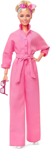BARBIE LA PELÍCULA Margot Robbie - Puppe mit Kaugummi-Rosa jumpsuit, Messy Updo, Sonnenbrille, Kopftuch, Wedge-Sneakers, Sammlerverpackung, für Kinder ab 3 Jahren, HRF29