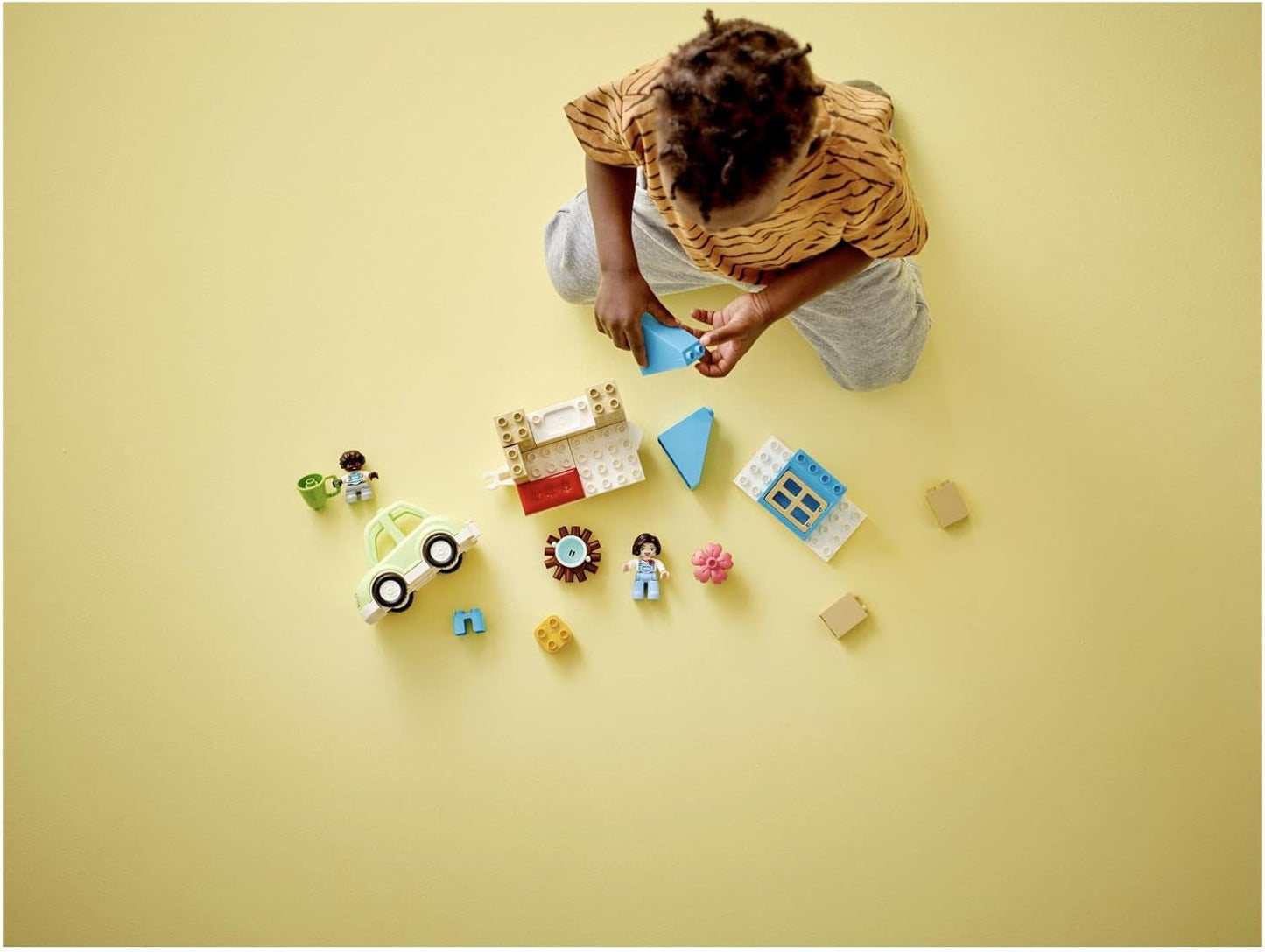 LEGO 10986 DUPLO En Casa Sobre Ruedas, coche de juguete con ladrillos grandes, figuras y coche de juguete para niños y niñas a partir de 2 años, desarrolla la motricidad fina Juegos de construcción Besuche den LEGO-Store