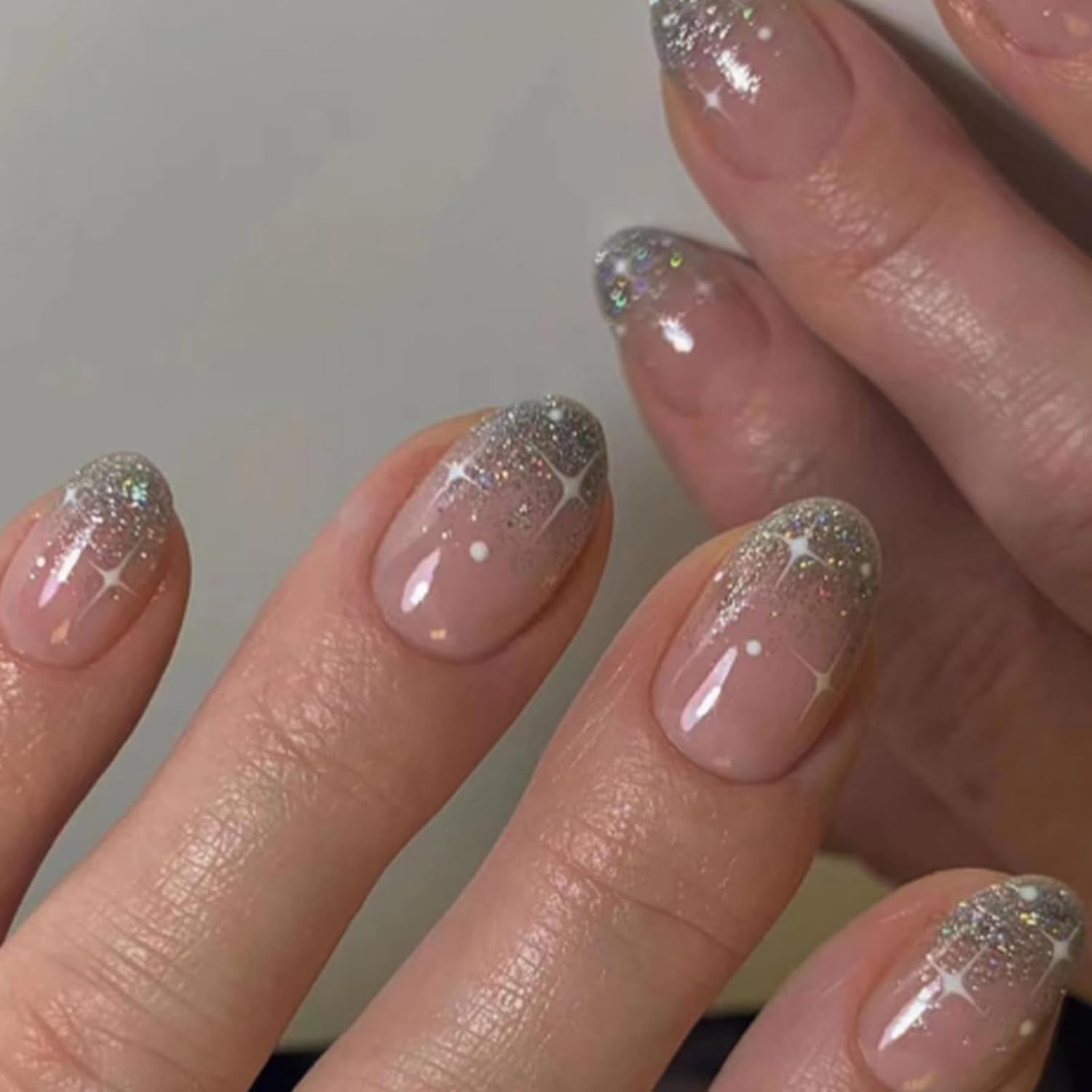 24 piezas de prensa francesa en uñas, diseño corto plateado brillante, uñas artificiales ovaladas, pegamento en uñas acrílicas brillantes, uñas postizas para mujeres y niñas
