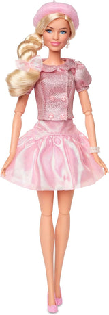 Barbie La película basada en la película Margot Robbie como figura coleccionable de Barbie con blusa rosa y falda de tul con peinado estilizado y joyas a juego JBJ53