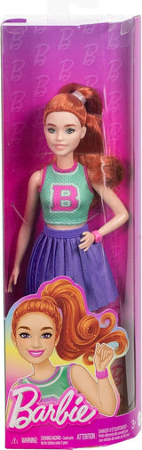 Muñeca Barbie Fashionistas núm. 232 con cabello rojo, top deportivo con estampado B, falda plisada morada, reloj de pulsera y zapatillas deportivas, HYT90