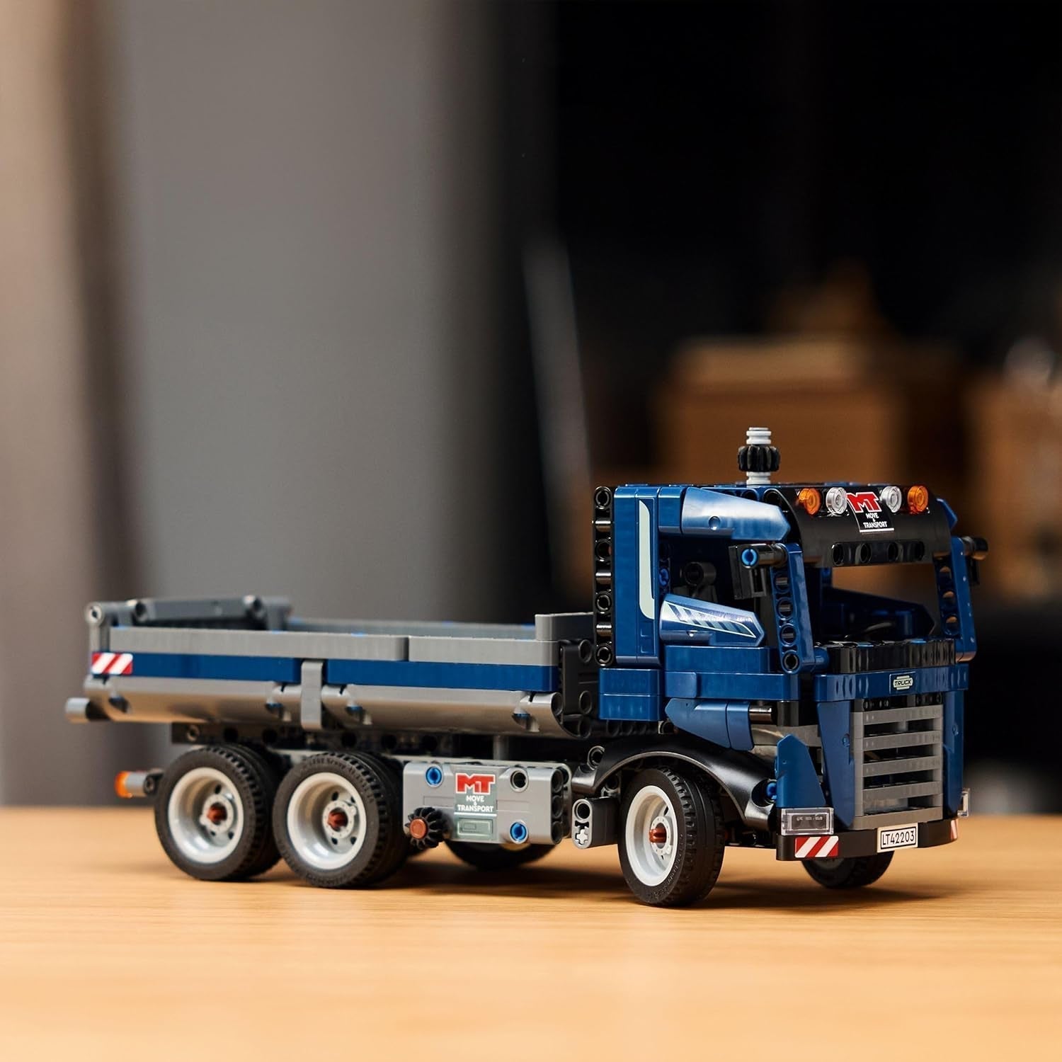 LEGO Technic Camión volquete de juguete con volante y camión volquete móvil - vehículo de construcción azul - idea de regalo para cumpleaños o días festivos - juego de construcción para niños y niñas a partir de 9 años 42203 Juegos de construcción Besuche den LEGO-Store