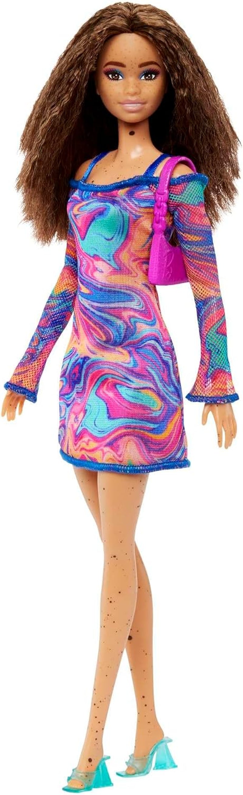 Muñeca Barbie Fashionistas núm. 206 - Cabello ondulado y pecas - Vestido moderno de mármol arcoíris, bolso al hombro y zapatos verdes - A partir de 3 años, HJT03