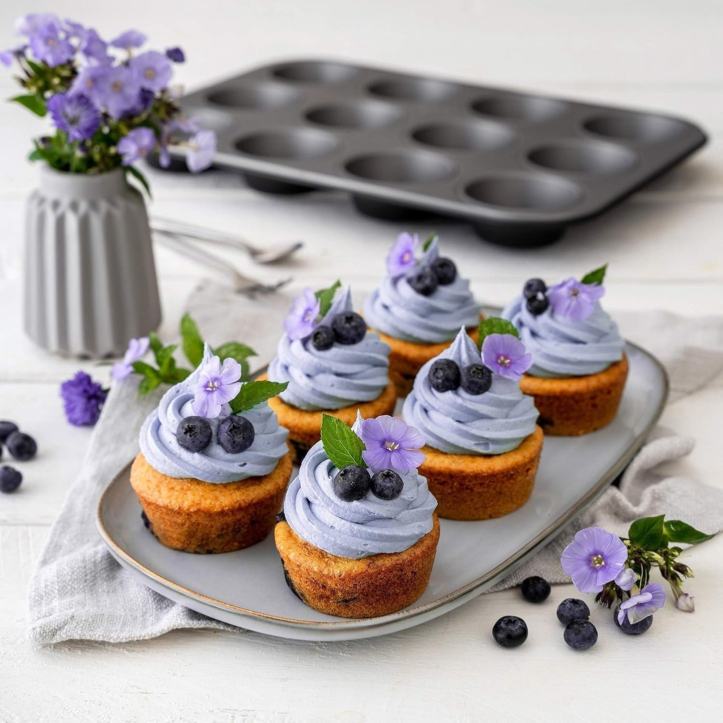 Zenker 12Er Muffinform Energy, Premium-Backform, Für Köstliche Kuchen, Verkürzt Die Backzeit Um Bis Zu 20% (Farbe: Silber/Anthrazit), Menge: 1 Stück, Hellgrau Und Dunkelgrau Moldes y bandejas para repostería Naty Shop