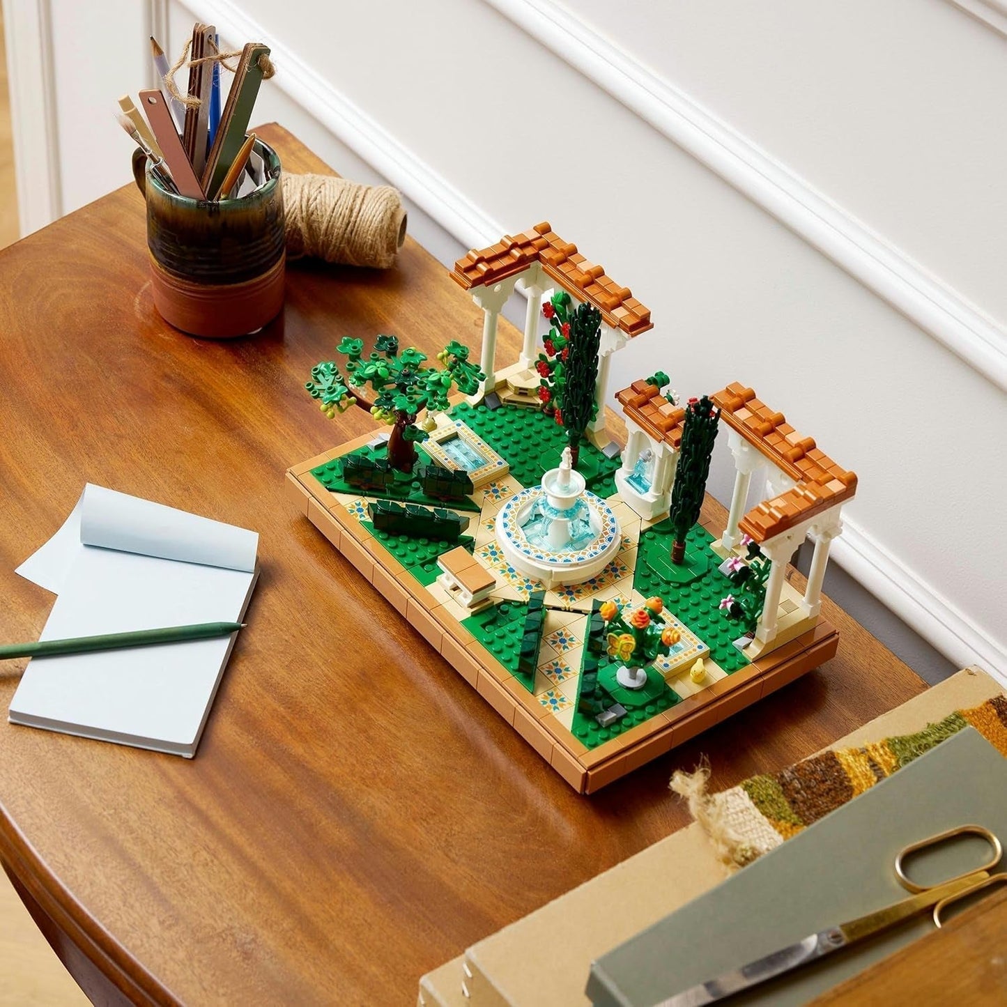 LEGO Icons Fountain Garden - Set de construcción en miniatura para adultos con hojas, cipreses, árboles, enredaderas y flores - Idea creativa de regalo de cumpleaños, regalo de inauguración de la casa para mujeres y hombres - 10359 Juegos de construcción Beuche den LEGO-Store