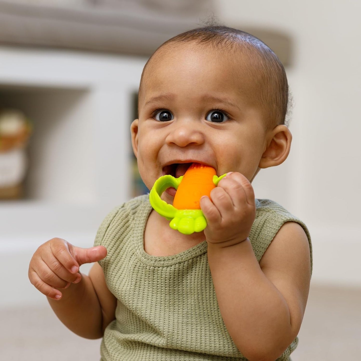 Infantino Lil' Nibbles, Mordedor de silicona texturizada, juguete mordedor para bebé sin BPA, suave, fácil de sostener, estimulación sensorial para bebés, zanahoria